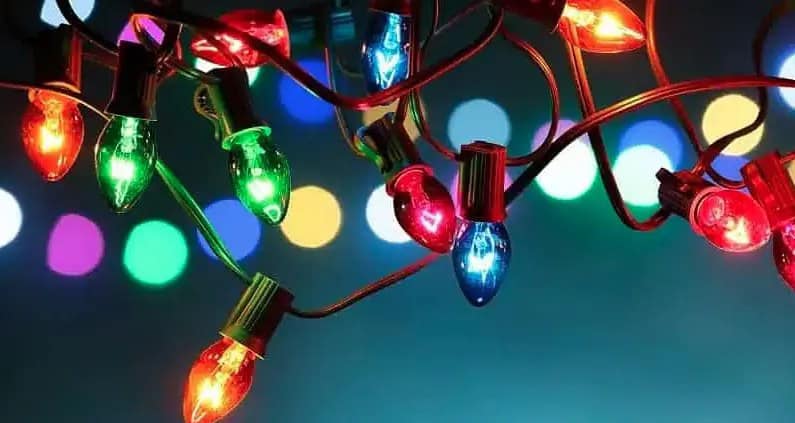 Niño de 13 años pierde la vida al encender luces de Navidad; autoridades emiten recomendaciones.