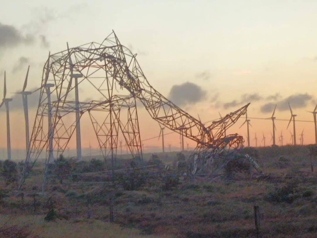 Fuertes vientos derriban torres de alta tensión, dejando sin servicio de luz eléctrica al Istmo de Tehuantepec.