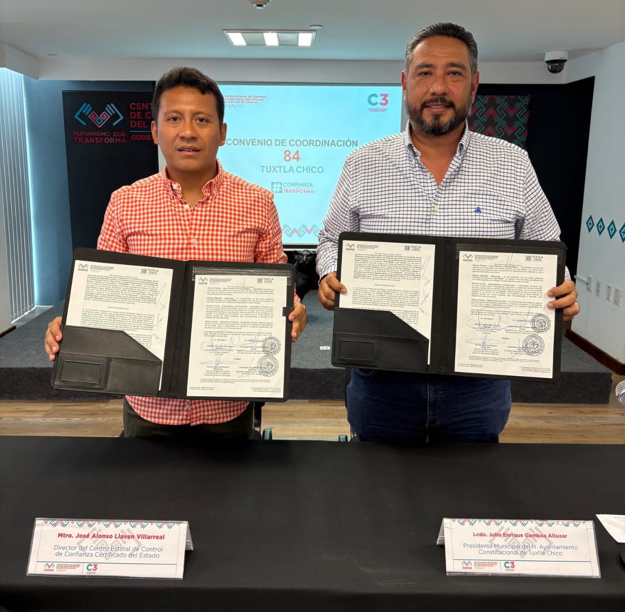 Por la Seguridad y Transparencia Gobierno de Tuxtla Chico firman convenio con CECCC del estado.