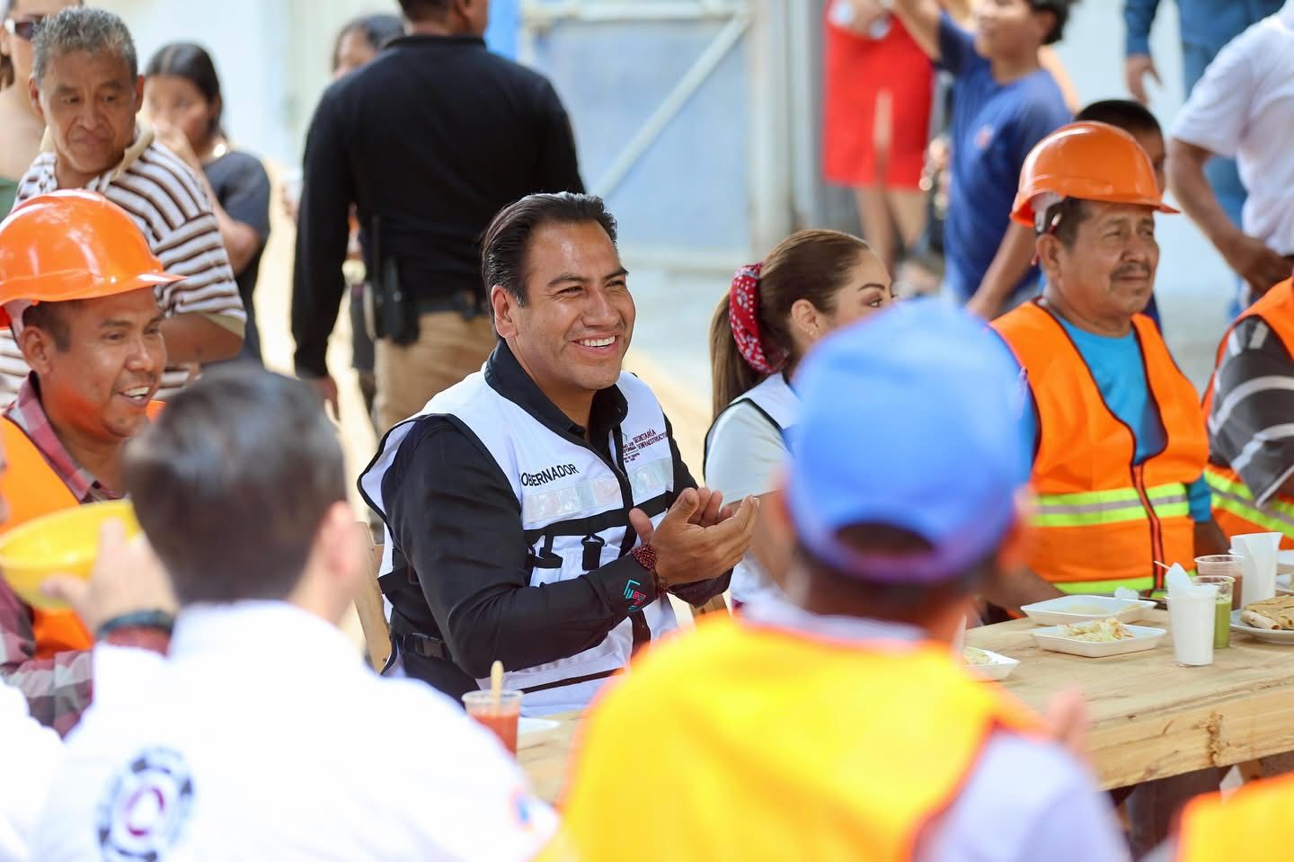 Eduardo Ramírez celebra el Día de la Santa Cruz con trabajadores de la construcción.