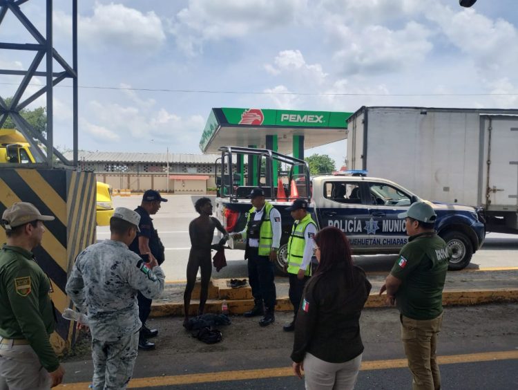Migrante desata caos en una instalación del INM de Huehuetán.