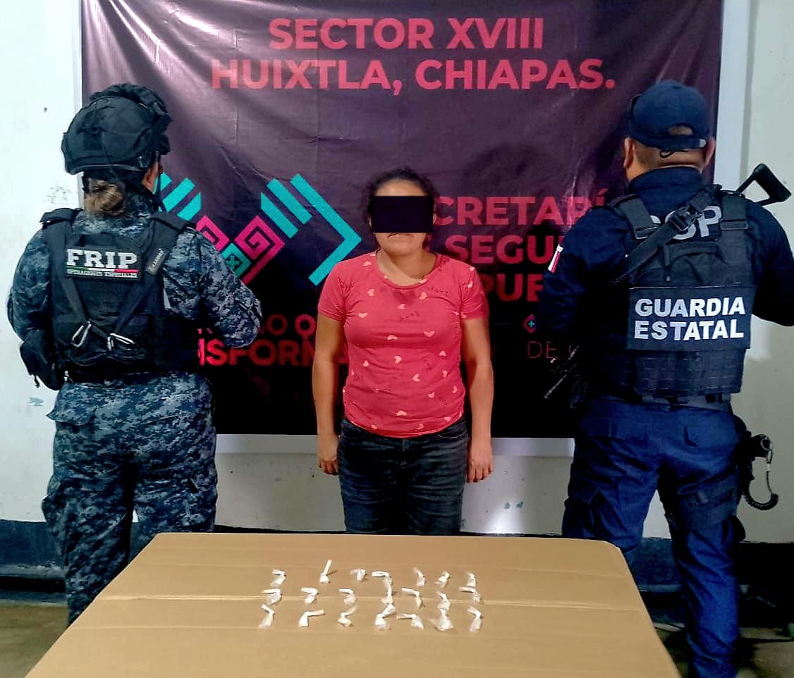 Detienen a una mujer en posesión de presuntos narcóticos en Huixtla.