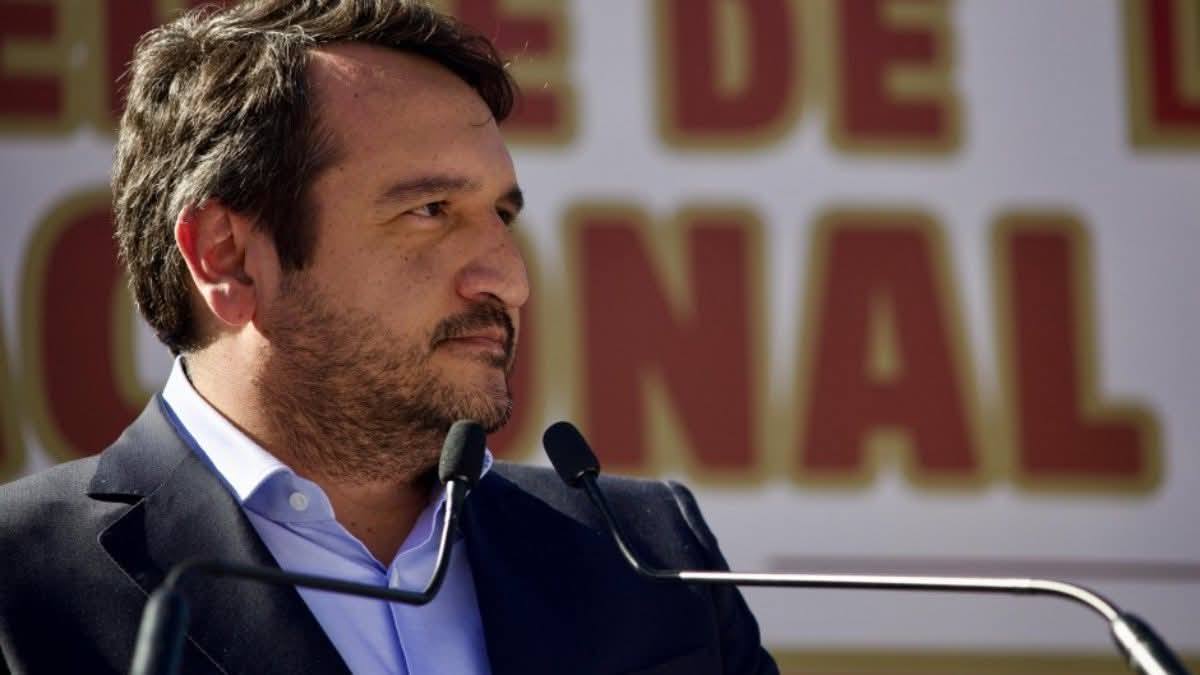 “Andy” López Beltrán compra de obra de arte por medio millón de pesos