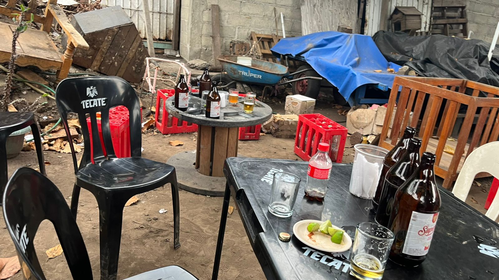 Agreden a policías durante operativo en cervecería irregular en Tapachula