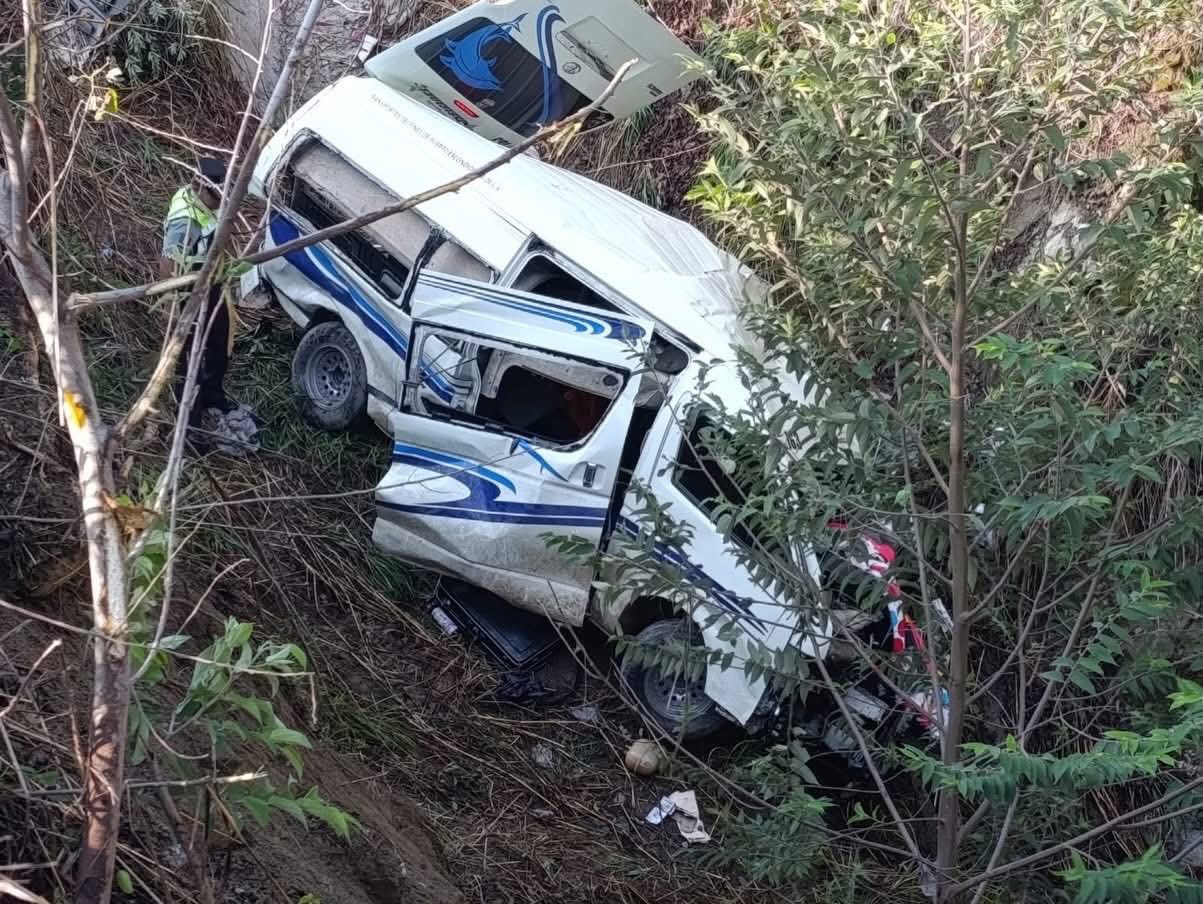 Urvan de transporte público se accidenta en la autopista Barranca Larga–Ventanilla; reportan nueve lesionados en Oaxaca