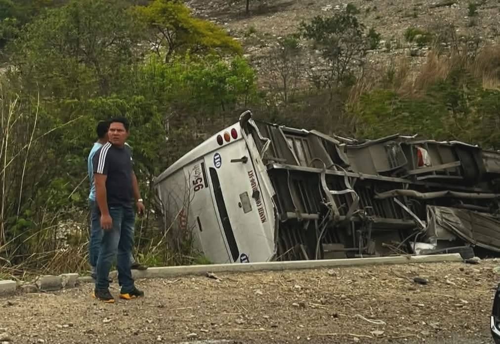Vuelca autobús de transporte público en el Libramiento Sur de Tuxtla Gutiérrez