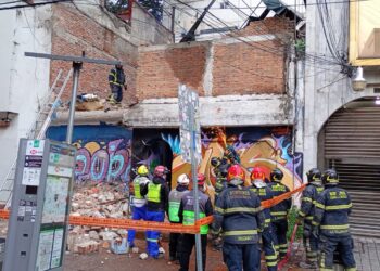 Colapsa vivienda en la Condesa tras intensas lluvias; un hombre permanece atrapado