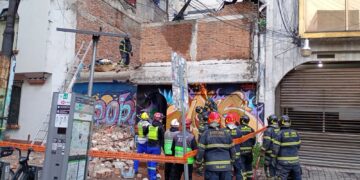 Colapsa vivienda en la Condesa tras intensas lluvias; un hombre permanece atrapado