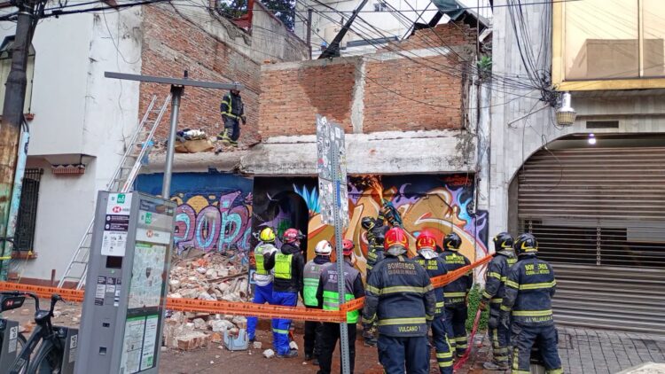Colapsa vivienda en la Condesa tras intensas lluvias; un hombre permanece atrapado