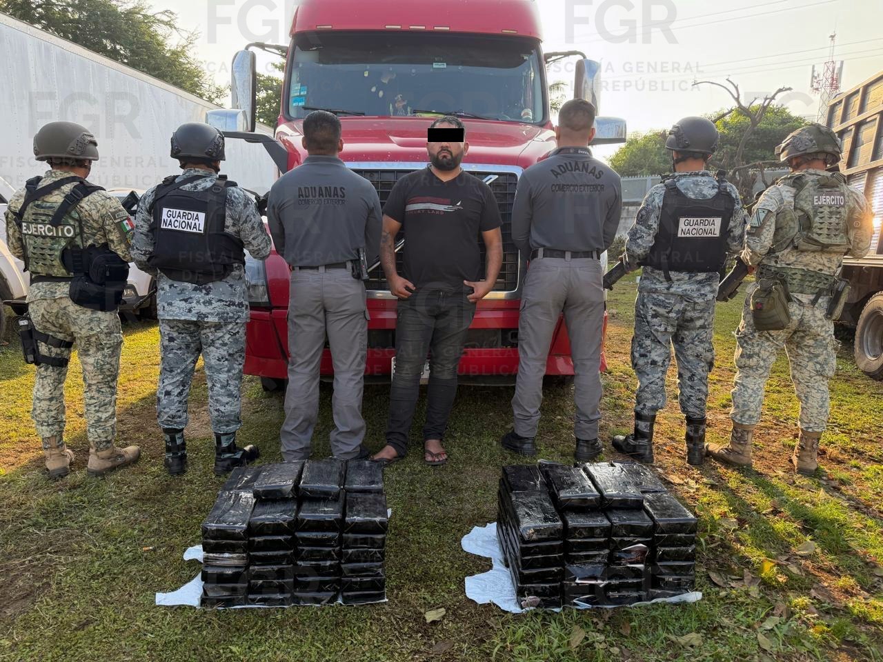 Llevaba más de 100 kilos de cocaína escondidos en un tráiler, fue detenido en Huixtla, Chiapas.