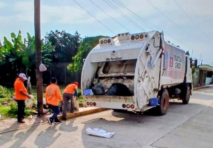 Por la salud de las familias: Gobierno de Tuxtla Chico mantiene recolección diaria de basura en cabecera y comunidades.