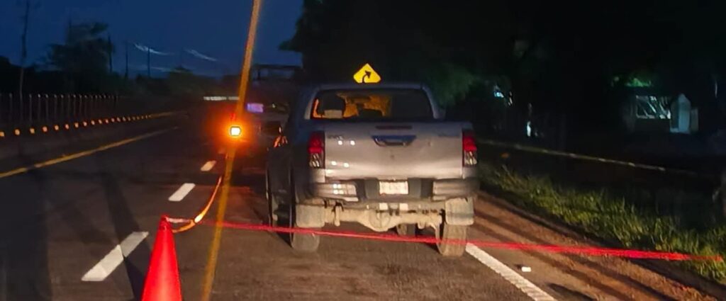 camioneta Toyota Hilux despues del atentado