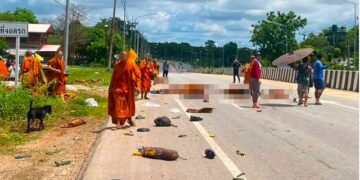 Niño de 11 años arrolla procesión de monjes en Tailandia; ocho muertos y 14 heridos