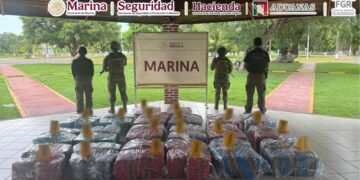 Marina asegura más de una tonelada de cocaína en buque mercante en Michoacán
