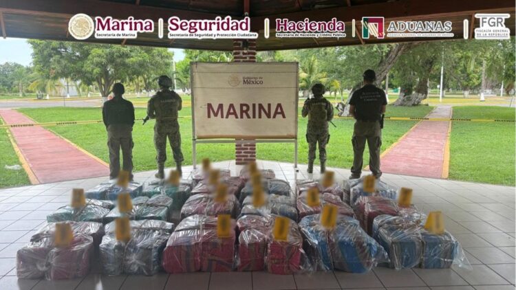Marina asegura más de una tonelada de cocaína en buque mercante en Michoacán