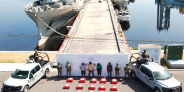 Marina asegura 1.2 toneladas de presunta cocaína frente a las costas de Chiapas; ocho detenidos