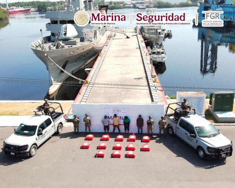 Marina asegura 1.2 toneladas de presunta cocaína frente a las costas de Chiapas; ocho detenidos