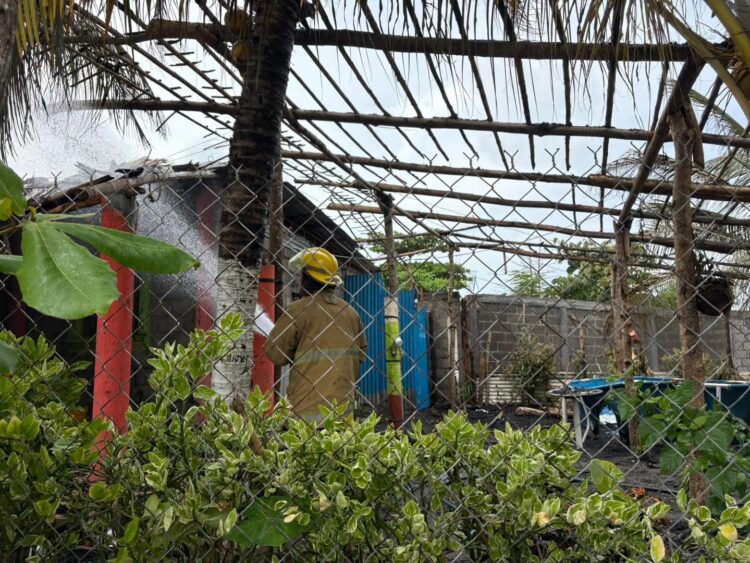 Incendio consume palapa en Playa San Benito, en Puerto Madero