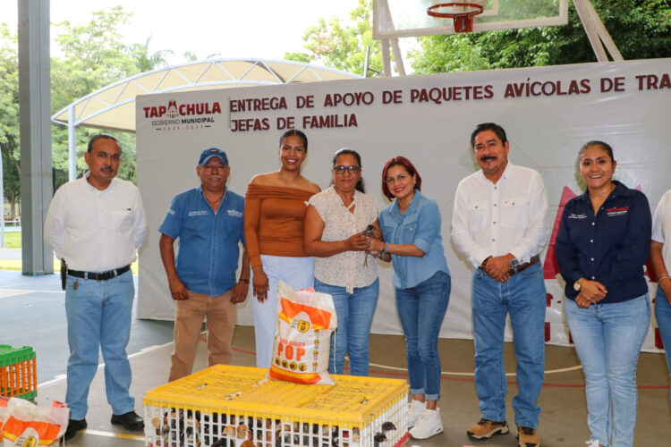 Ayuntamiento de Tapachula fortalece la economía familiar con entrega de paquetes avícolas para jefas de familia