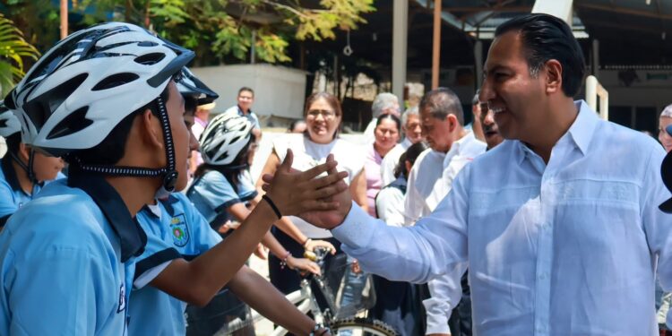 Con inversión en escuelas y apoyos a estudiantes, Eduardo Ramírez fortalece la educación en Chiapas