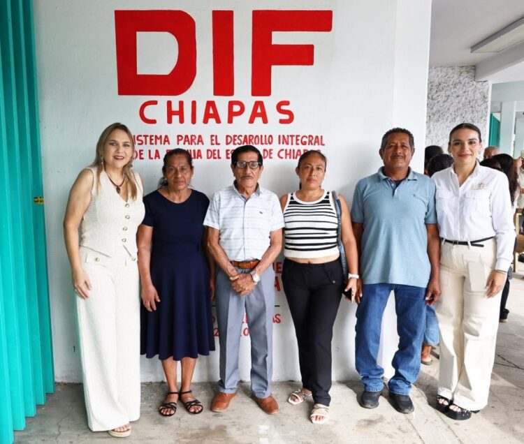 ¡Escuchar es inclusión! SMDIF Tuxtla Chico y Beneficencia Pública entregan aparatos auditivos.