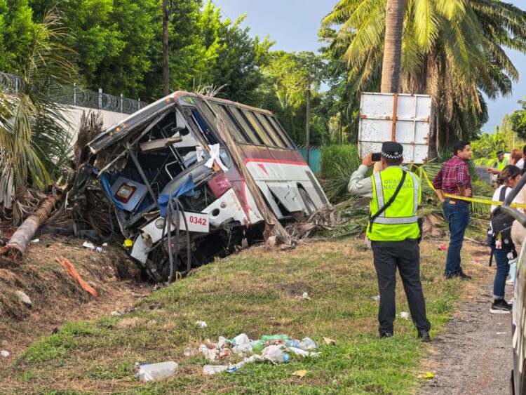 Fallece mujer que resultó gravemente herida en volcadura de camión en Tapachula