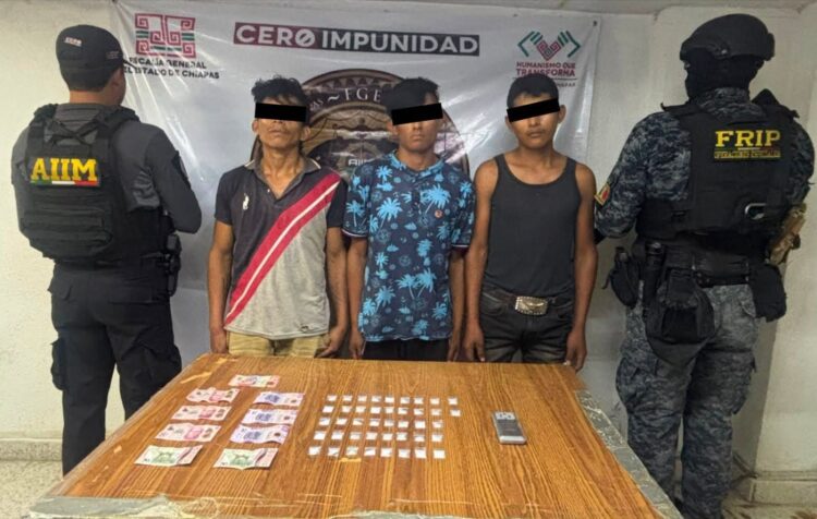 Detienen a tres presuntos narcomenudistas en Ixtapangajoya; aseguran dosis de cristal