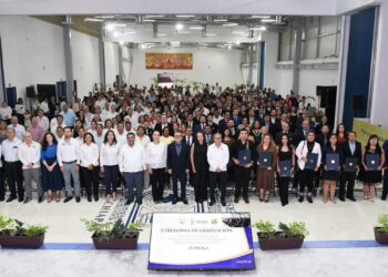 Entrega UNACH documentos del programa TUPHOGA a 129 egresados de posgrado