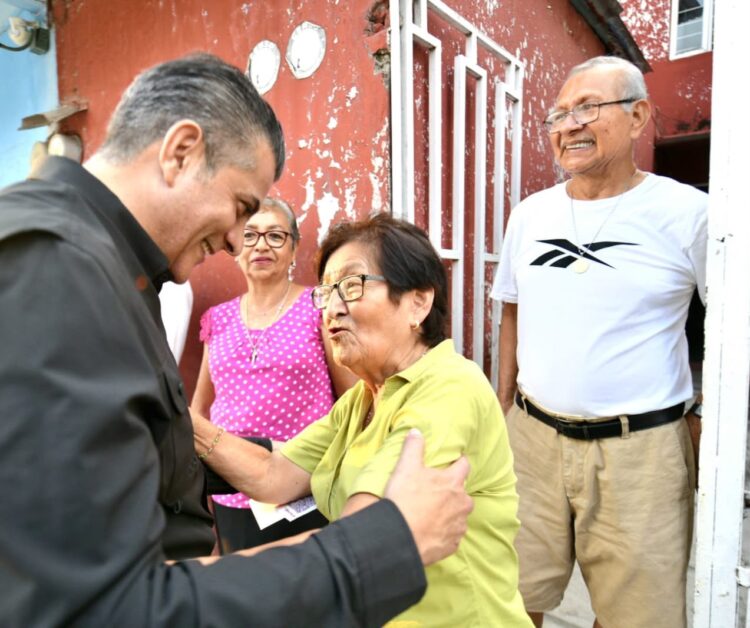 Habitantes de la colonia Laureles agradecen a Yamil Melgar obra de pavimentación integral