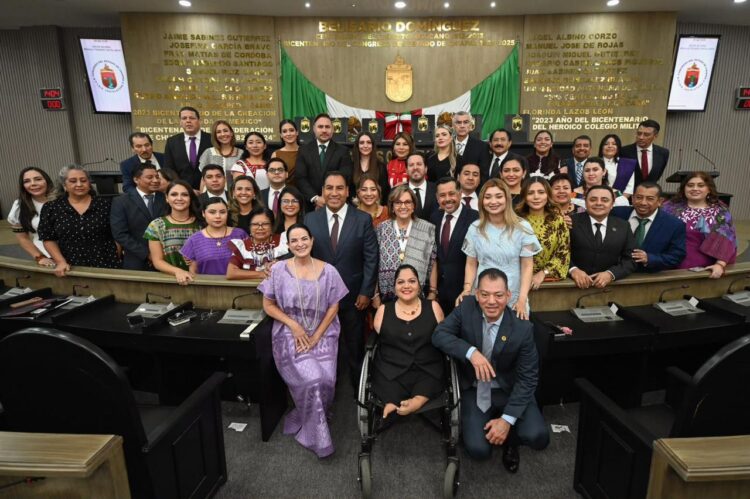 Gobernador Eduardo Ramírez Aguilar impone medalla “Rosario Castellanos” a Malú Mícher
