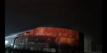 Pemex controla incendio en tanque de almacenamiento fuera de operación en la Batería de Separación Sitio Grande