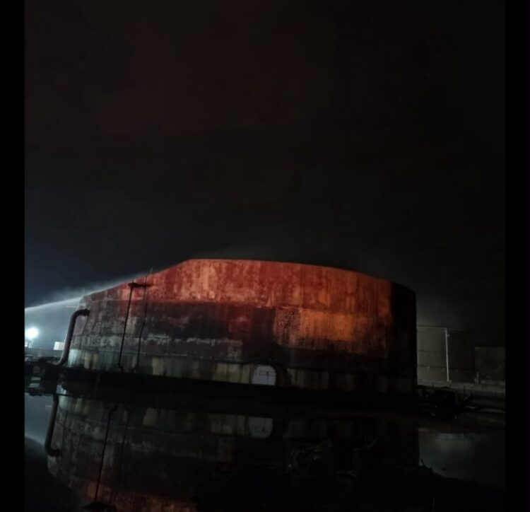 Pemex controla incendio en tanque de almacenamiento fuera de operación en la Batería de Separación Sitio Grande
