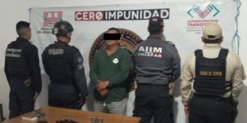 Detienen a hombre con arma y presunta droga en Tapachula
