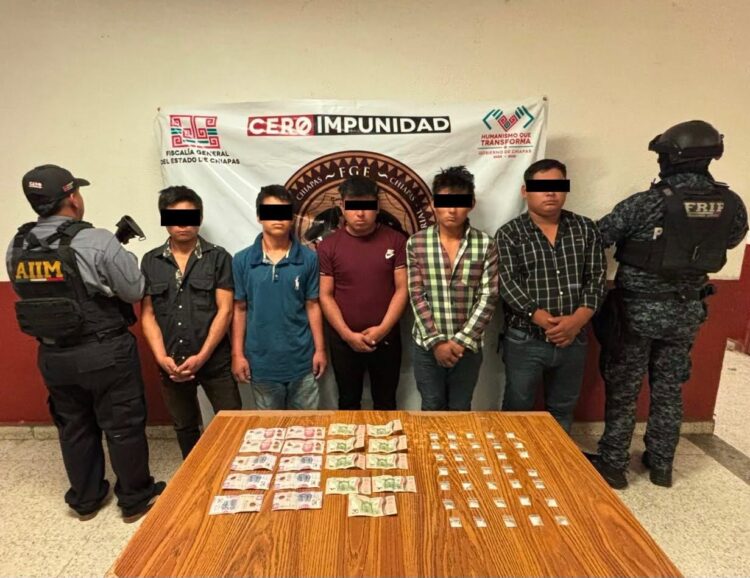 Detienen a cinco presuntos narcomenudistas en Amatán; aseguran metanfetamina y motocicletas