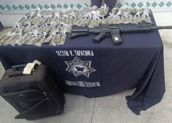 Detienen en Puerto Madero a joven con 85 bolsas de presunta marihuana y réplica de R-15