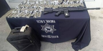 Detienen en Puerto Madero a joven con 85 bolsas de presunta marihuana y réplica de R-15
