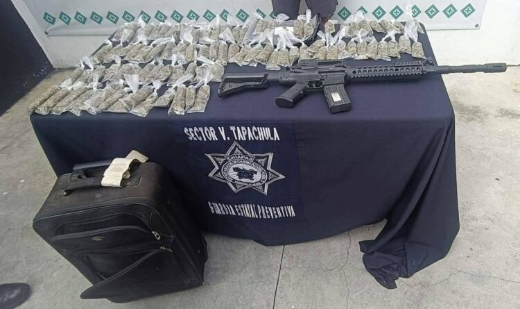 Detienen en Puerto Madero a joven con 85 bolsas de presunta marihuana y réplica de R-15