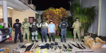 Catean inmueble en Tapachula; aseguran armas, presunta droga y seis vehículos