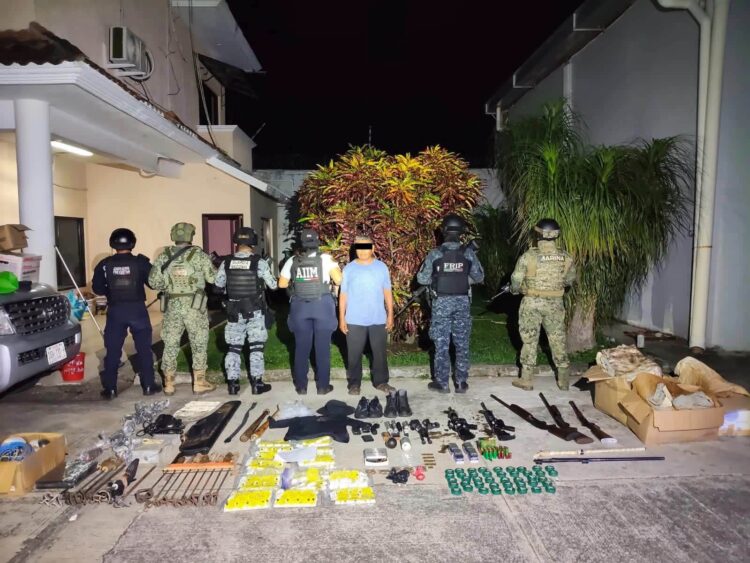 Catean inmueble en Tapachula; aseguran armas, presunta droga y seis vehículos