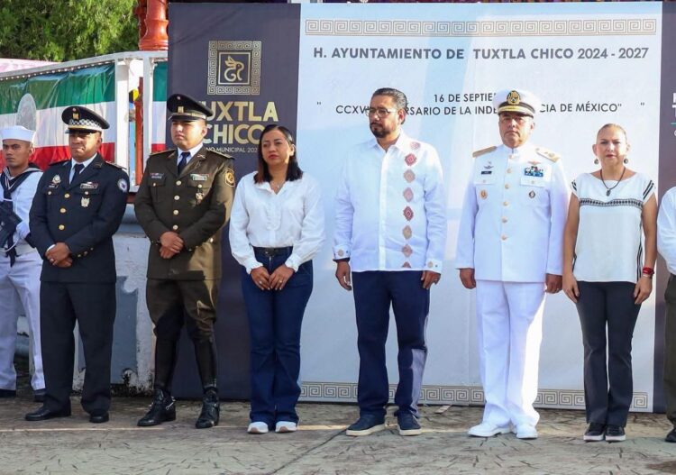 Junto a la Marina Armada de México, la SEDENA y la Guardia Nacional, el Gobierno de Tuxtla Chico rinde homenaje por el 216 Aniversario de la Independencia de México.
