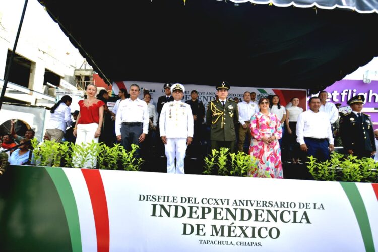 ENCABEZA YAMIL MELGAR DESFILE POR LA INDEPENDENCIA DE MÉXICO