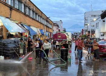 Refuerza Ayuntamiento de Tapachula limpieza en calles aledañas a mercados públicos
