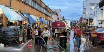Refuerza Ayuntamiento de Tapachula limpieza en calles aledañas a mercados públicos