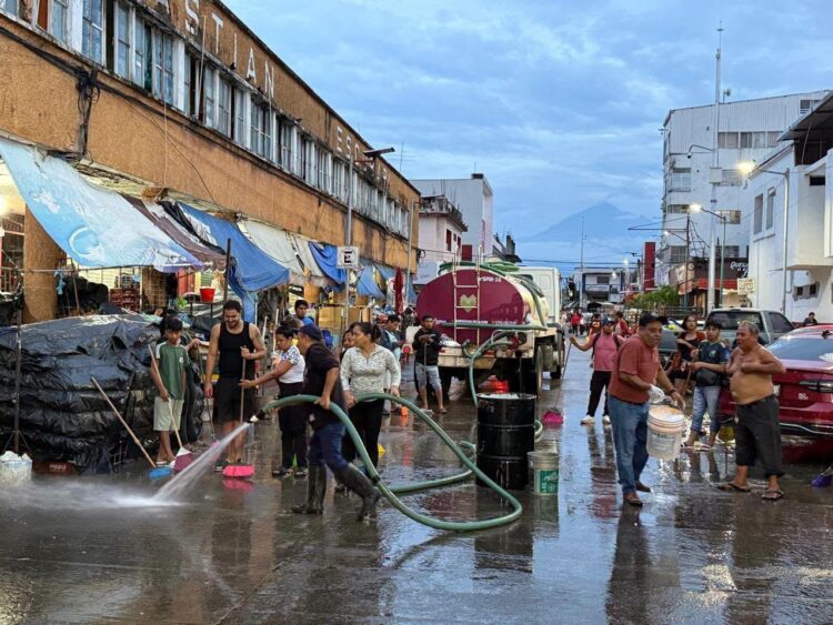 Refuerza Ayuntamiento de Tapachula limpieza en calles aledañas a mercados públicos