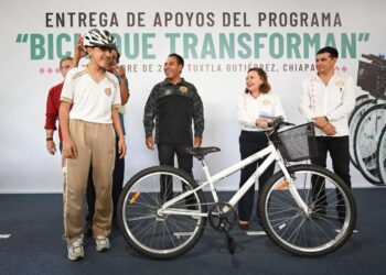 Eduardo Ramírez entrega apoyos de Bicis que Transforman a estudiantes de Tuxtla Gutiérrez