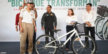 Eduardo Ramírez entrega apoyos de Bicis que Transforman a estudiantes de Tuxtla Gutiérrez 