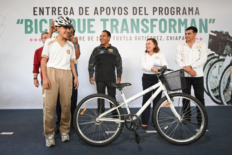 Eduardo Ramírez entrega apoyos de Bicis que Transforman a estudiantes de Tuxtla Gutiérrez 