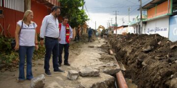 Julio Gamboa supervisa la obra de la calle Allende: infraestructura vial y servicios básicos, una prioridad de su gobierno.
