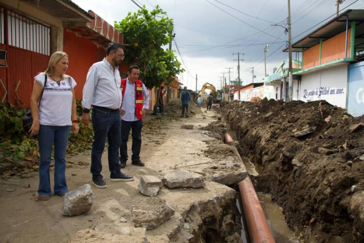 Julio Gamboa supervisa la obra de la calle Allende: infraestructura vial y servicios básicos, una prioridad de su gobierno.