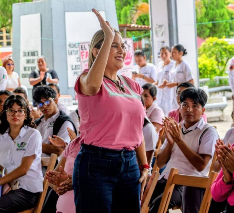 En el Día Internacional de la Lucha contra el Cáncer de Mama, Karla del Toro y DIF Tuxtla Chico tejen “Lazos de Esperanza” contra el cáncer de mama